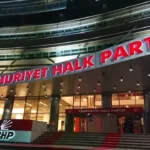 CHP’den genel merkez binası önüne toplanma çağrısı!CHP, “mutlak butlan” kararının ardından Özgür Özel’in çağrısıyla partilileri Genel Merkez’e çağırdı.