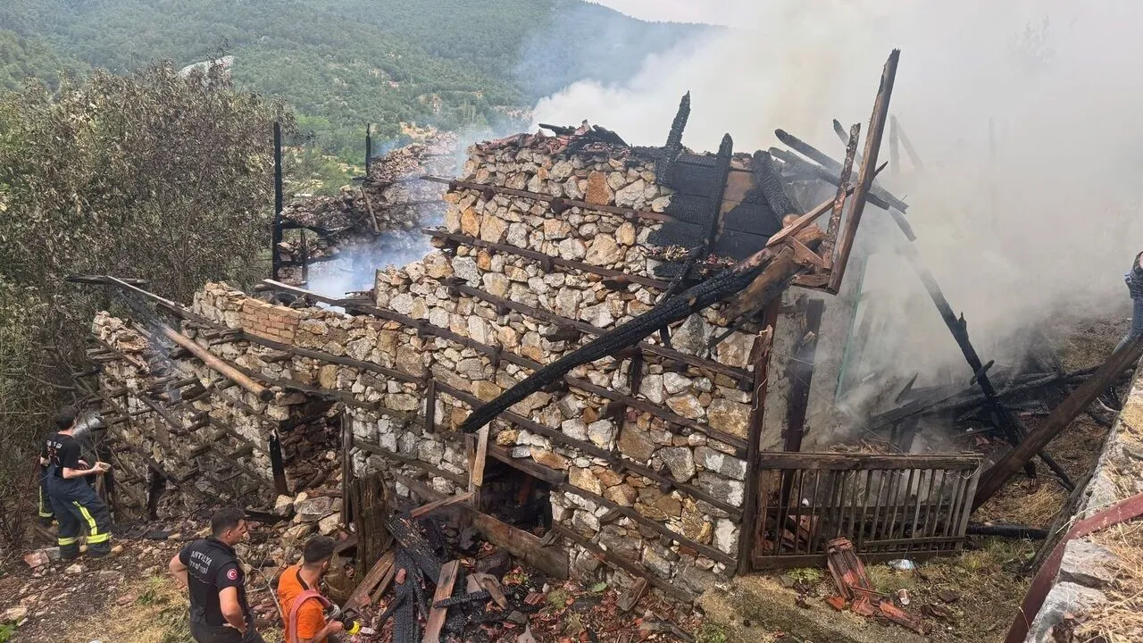 Akseki'de Tarihe Acı Veda: 110 Yıllık 'Düğmeli Ev' Çıkan Yangında Küle Döndü 1 Akseki’de Tarihe Acı Veda: 110 Yıllık ‘Düğmeli Ev’ Çıkan Yangında Küle Döndü
