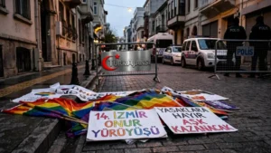 İzmir’de Valilik Yasağına Rağmen LGBTİ+ Yürüyüşü Düzenlendi