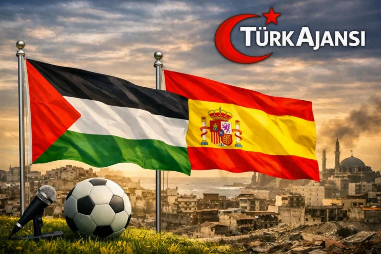 Gazze’de Çocuklar İspanya Ve Filistin Bayraklarını Yan Yana Taşıdı