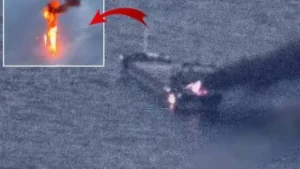 Karadeniz'de seyreden Türk gemisine dron saldırısı düzenlendi; 4 mürettebat yaralandı ve gemide yangın çıktı.